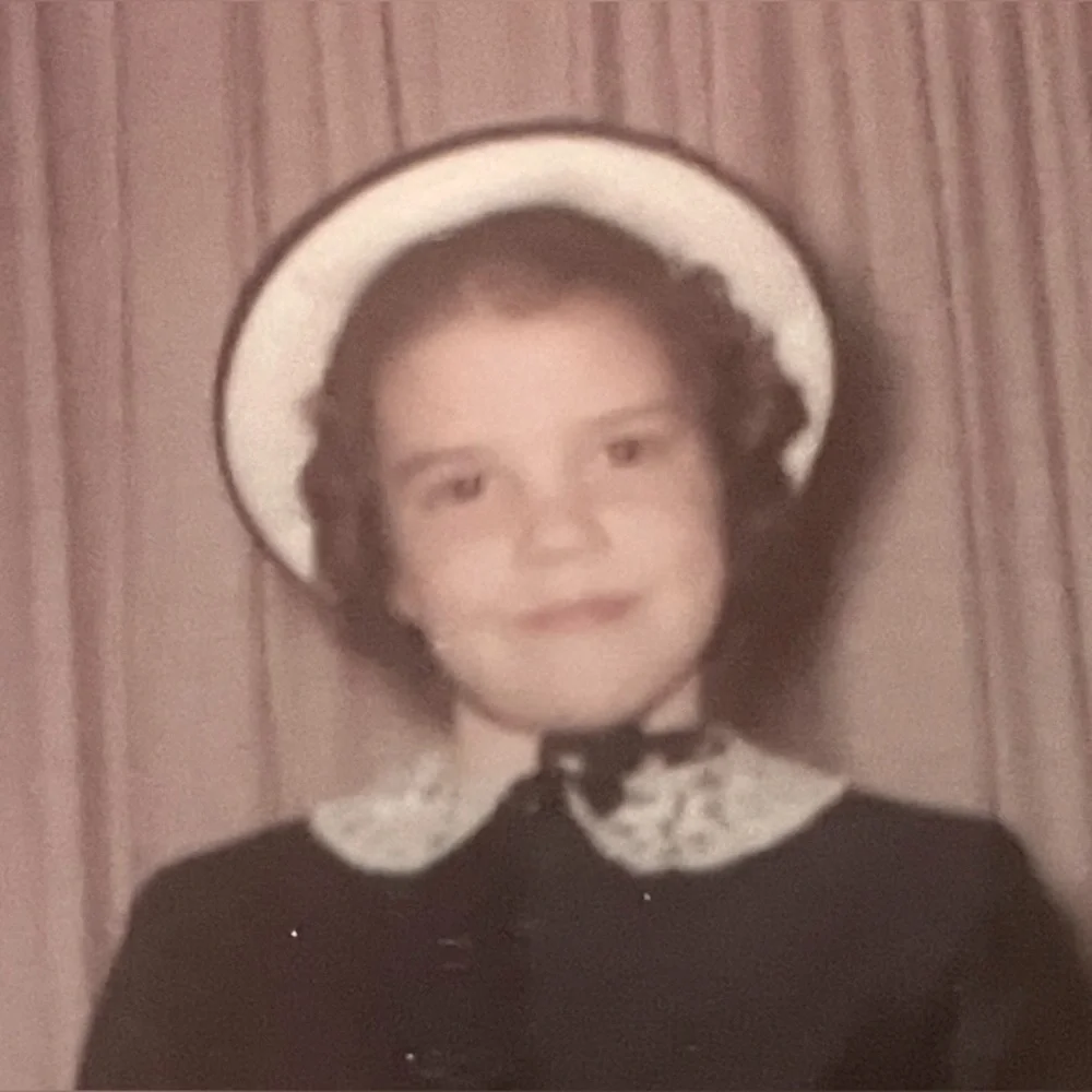 Vintage Child’s White straw Bowler Hat Navy velvet Bow Daisy Easter Hat Size 21